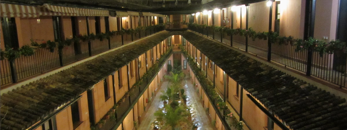 foto panoramica del patio de noche
