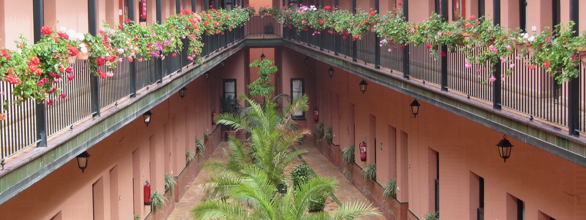 Foto de patio de una corrala del siglo 19 donde gestionamos varios apartamentos
